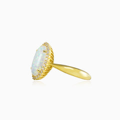 Masivní zlatý prsten s oválným bílým opálem