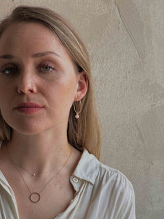 Zlatý náhrdelník s jednou perlou